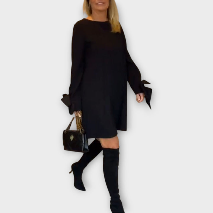 Φόρεμα με Κομψή Γραμμή και Διακριτικές Λεπτομέρειες