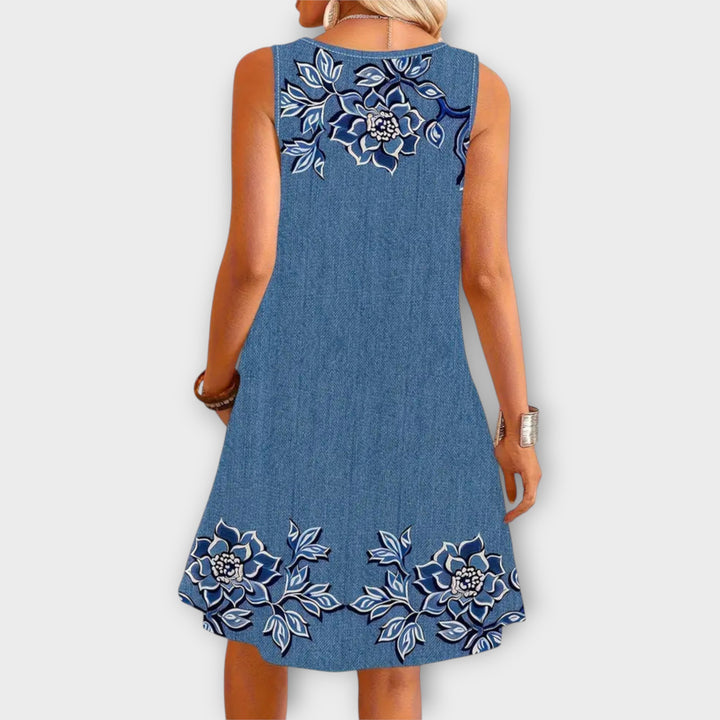 Φόρεμα με Κομψή Γραμμή και Διακριτικές Λεπτομέρειες