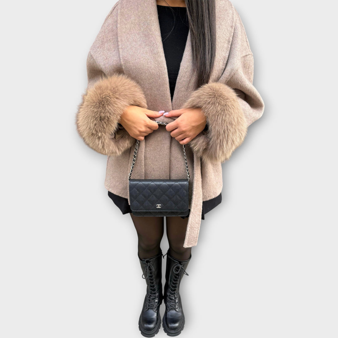 Παλτό με Ζώνη και Λεπτομέρειες στη Μανσέτα