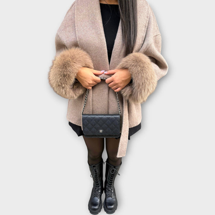 Παλτό με Ζώνη και Λεπτομέρειες στη Μανσέτα