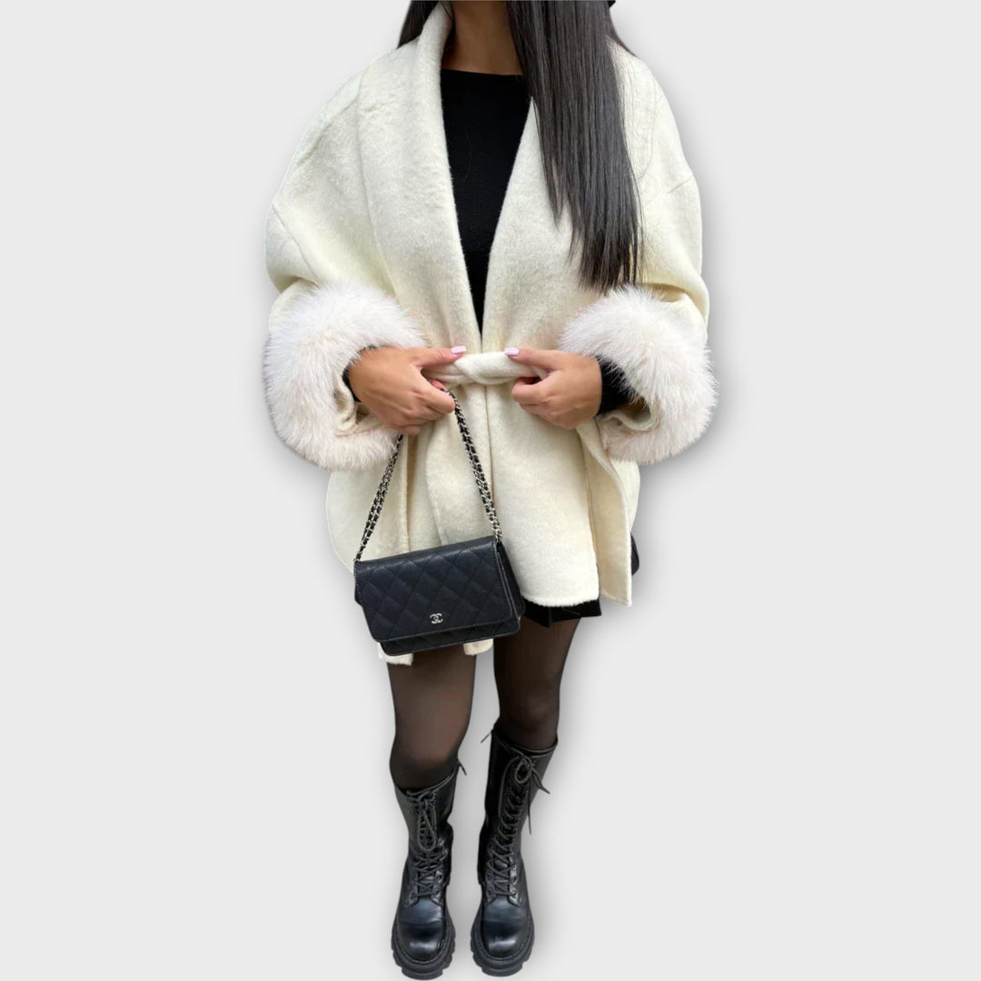 Παλτό με Ζώνη και Λεπτομέρειες στη Μανσέτα