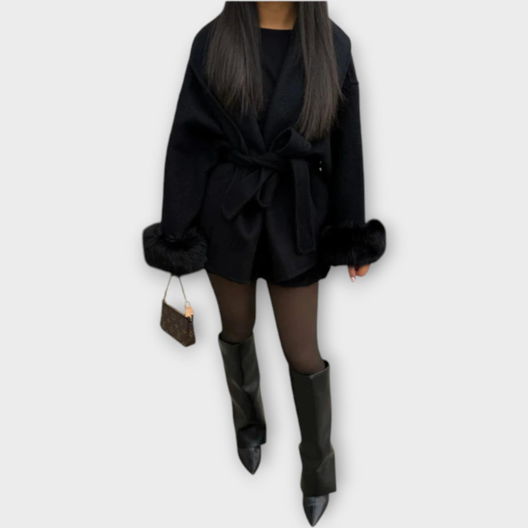 Παλτό με Ζώνη και Λεπτομέρειες στη Μανσέτα