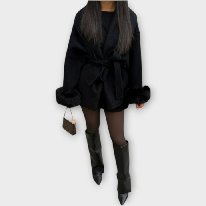 Παλτό με Ζώνη και Λεπτομέρειες στη Μανσέτα