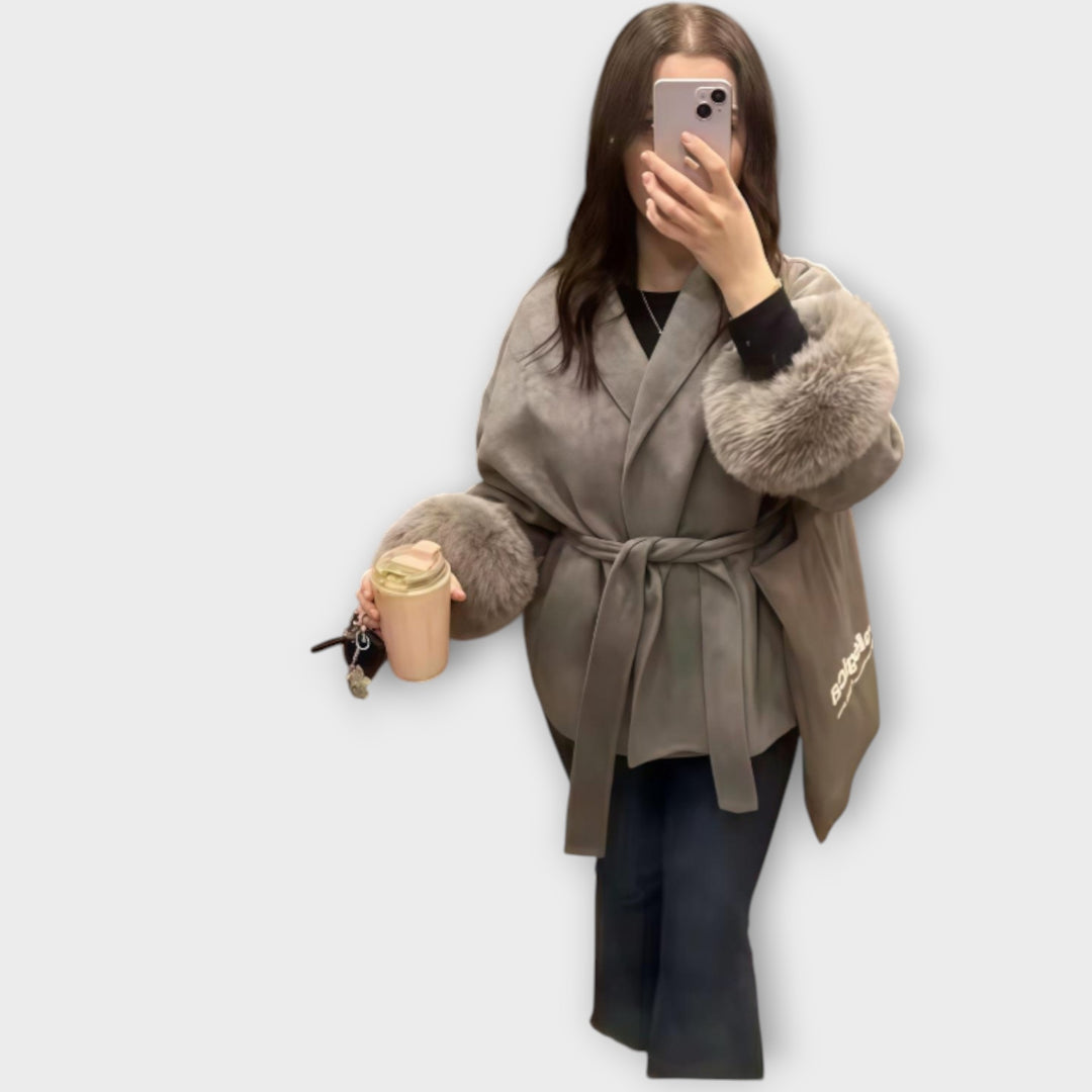 Παλτό με Ζώνη και Λεπτομέρειες στη Μανσέτα