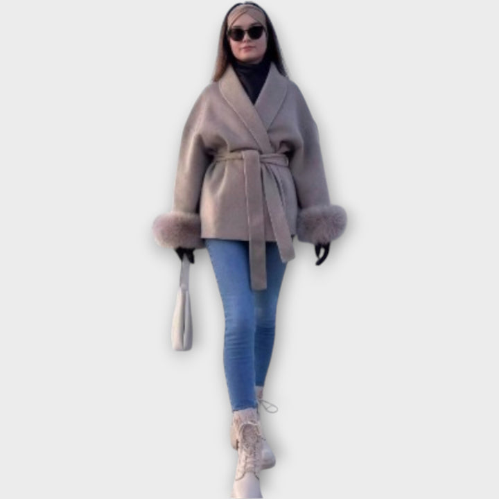 Παλτό με Ζώνη και Λεπτομέρειες στη Μανσέτα