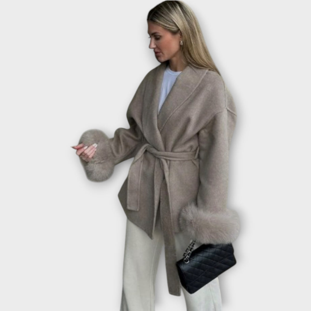 Παλτό με Ζώνη και Λεπτομέρειες στη Μανσέτα