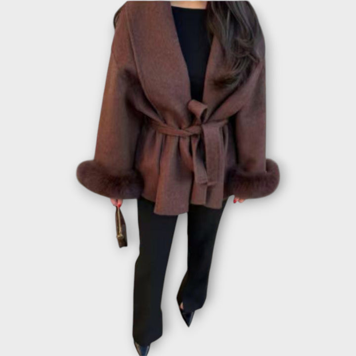 Παλτό με Ζώνη και Λεπτομέρειες στη Μανσέτα