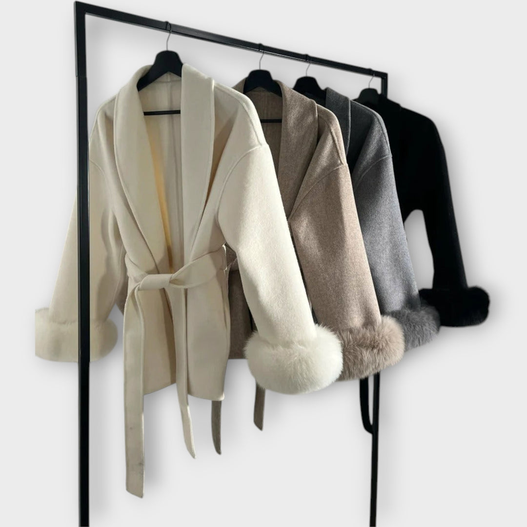 Παλτό με Ζώνη και Λεπτομέρειες στη Μανσέτα