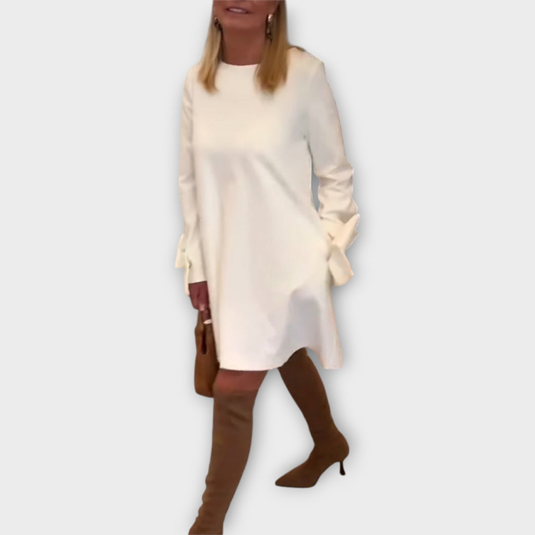 Φόρεμα με Κομψή Γραμμή και Διακριτικές Λεπτομέρειες