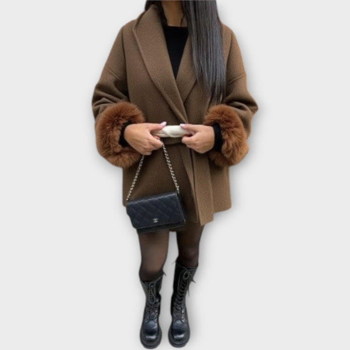 Παλτό με Ζώνη και Λεπτομέρειες στη Μανσέτα